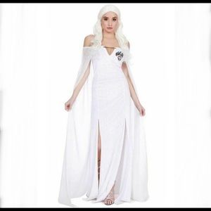 Daenerys Game of Thrones white dress and wig